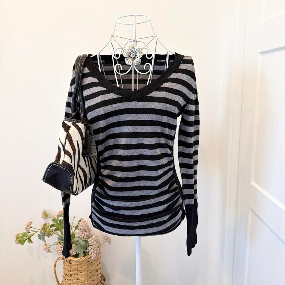 Cute vintage y2k black & gray striped fitted tight long sleeve blouse top